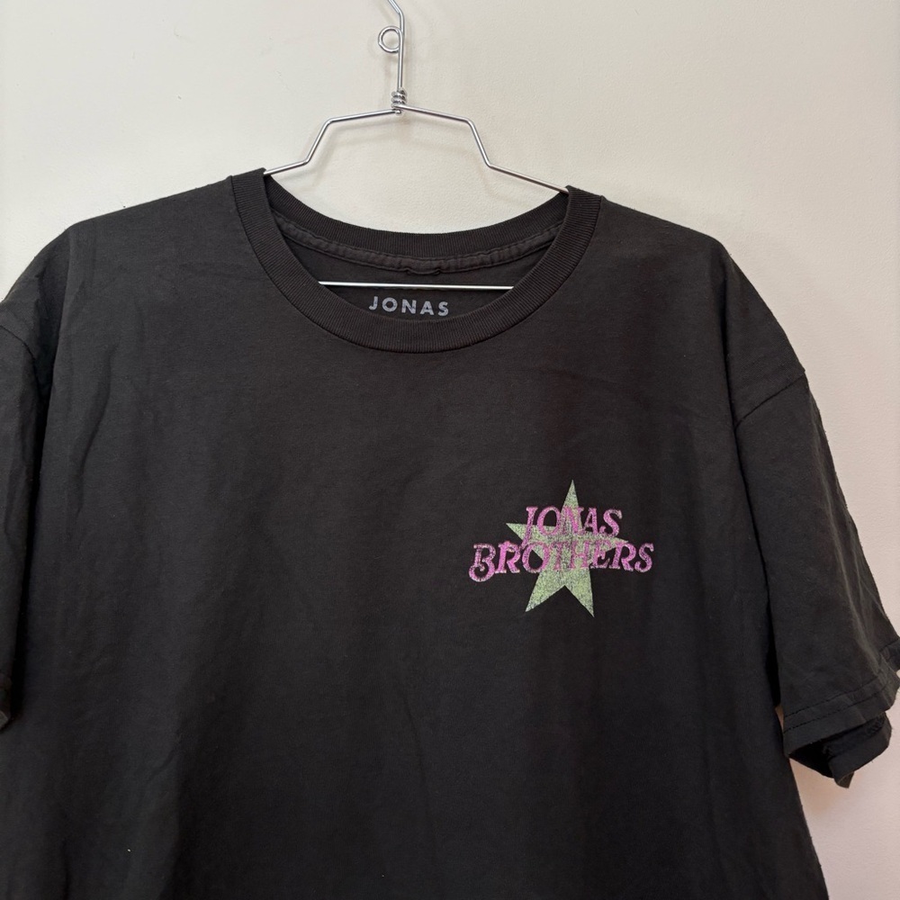 NWOT Urban Outfitters Jonas Brothers Graphic Tee Size Medium - Picture 3 of 11